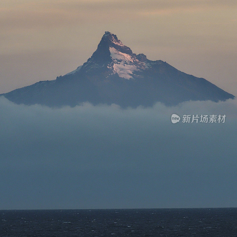 科尔科瓦多山在智利南部的科尔科瓦多湾上空若隐若现
