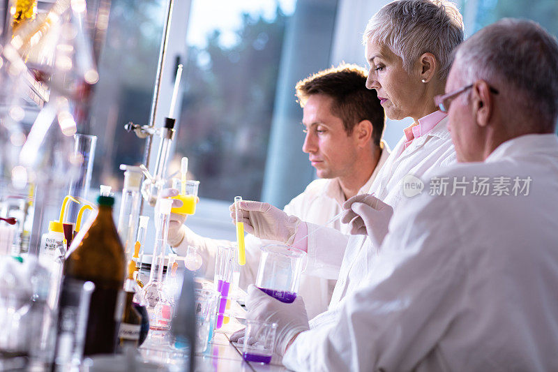 一组科学家在实验室里研究抗病毒药物。