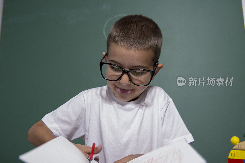 可爱的男生在教室里学习