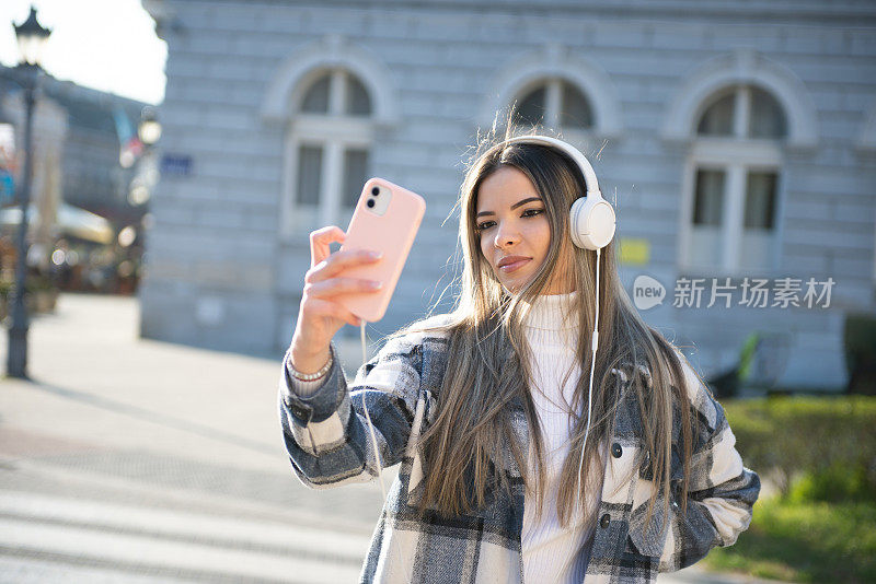 一个年轻女人自拍的肖像