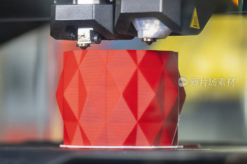 采用双喷嘴3D打印机进行增材制造。