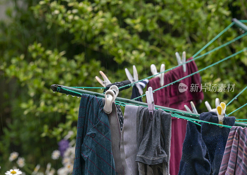 在雨中洗的衣服丢在外面