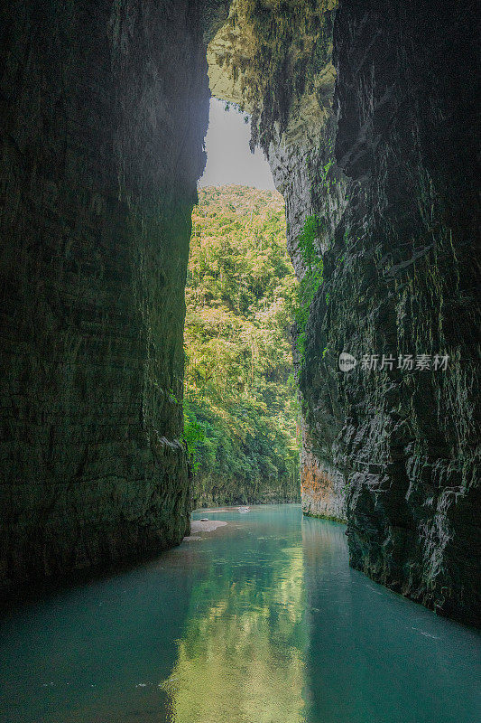 墨西哥恰帕斯州的Tiempo弧和绿松石河