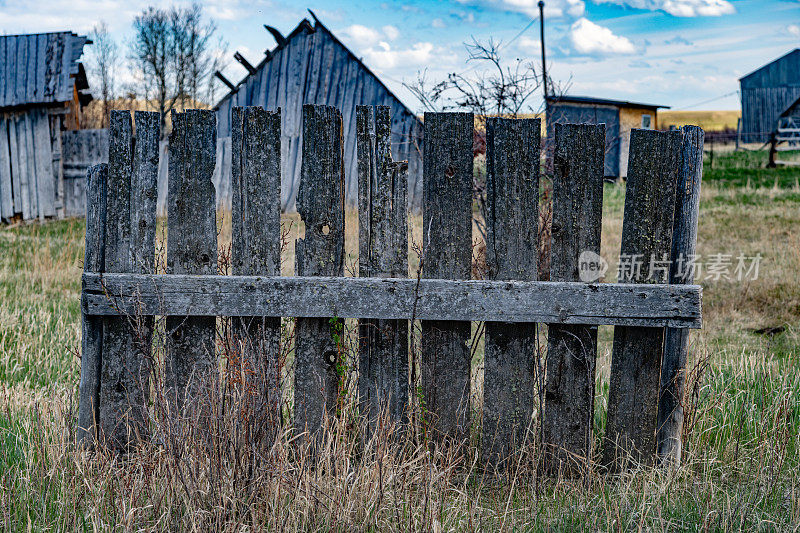 蒙大拿州北部的宅基地围栏仍在牧场上