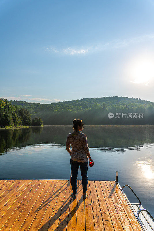 一个在湖边度假的女人。