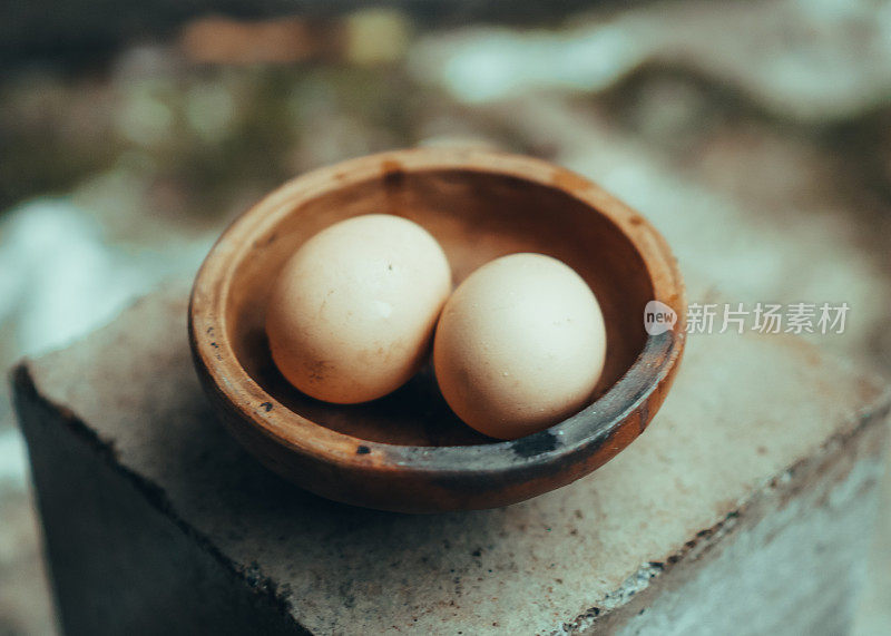 鸡蛋在木碗stock照片