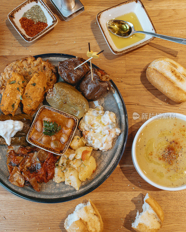 传统的土耳其和希腊晚餐餐桌。土耳其菜冷开胃菜(橄榄油开胃菜)。五颜六色的土耳其开胃菜。酸奶和各种煮过的香草，传统美味的土耳其食物，雅普克沙拉西