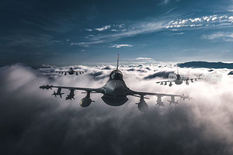 喷气式战斗机在云层上方飞行。