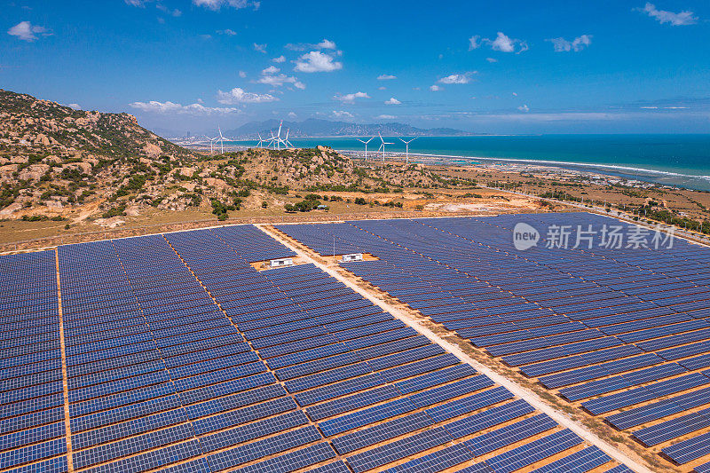 太阳能发电厂与风力涡轮机相结合