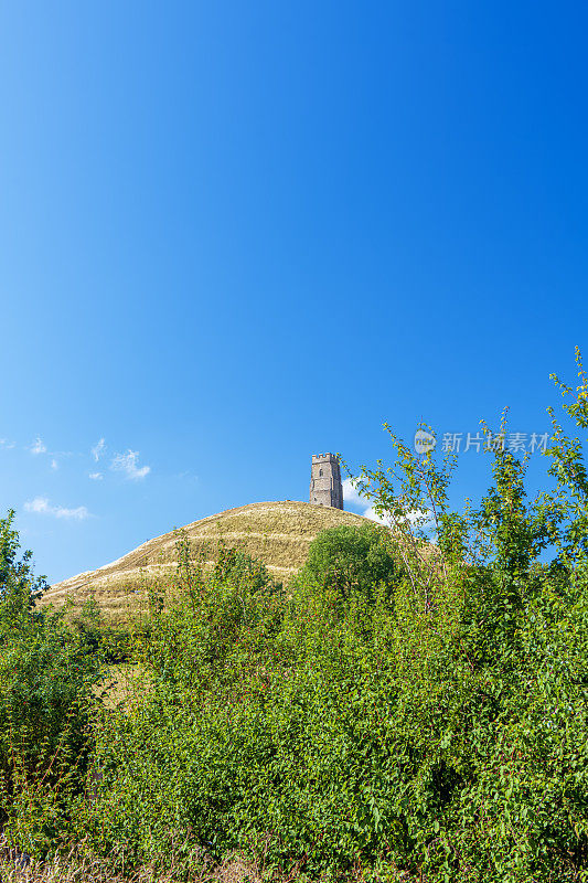 格拉斯顿伯里岩岗庄严地坐落在英格兰萨默塞特郡的一座山顶上