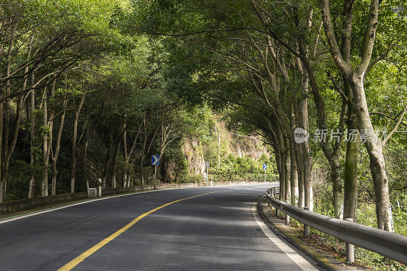 中国浙江山区的一条空旷蜿蜒的道路