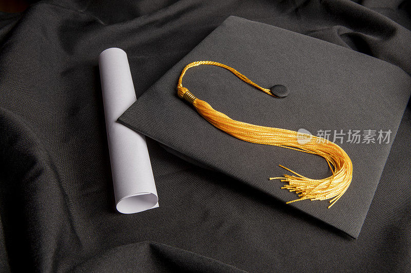 黑色毕业帽长袍和毕业证书
