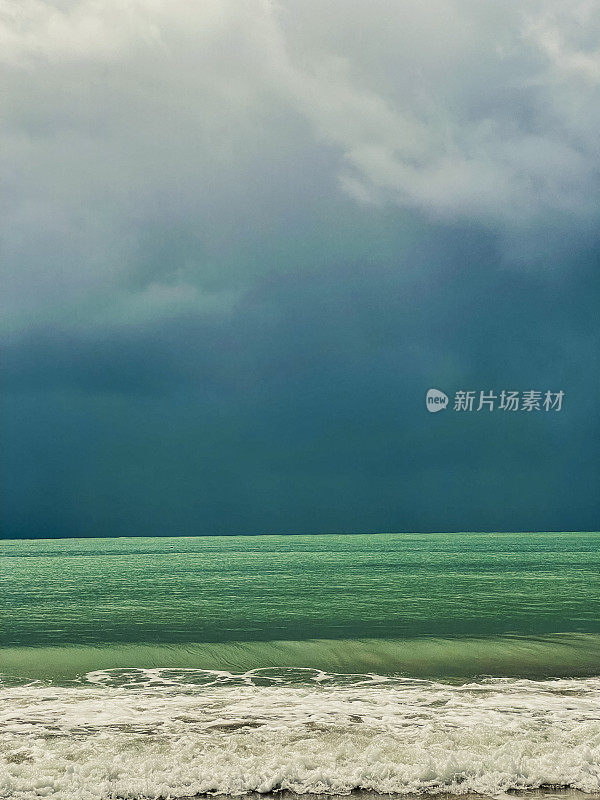 夏天的雨在海上。