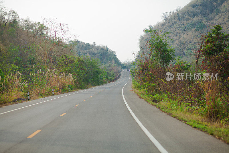 上午，在缅甸附近的北碧府公路上