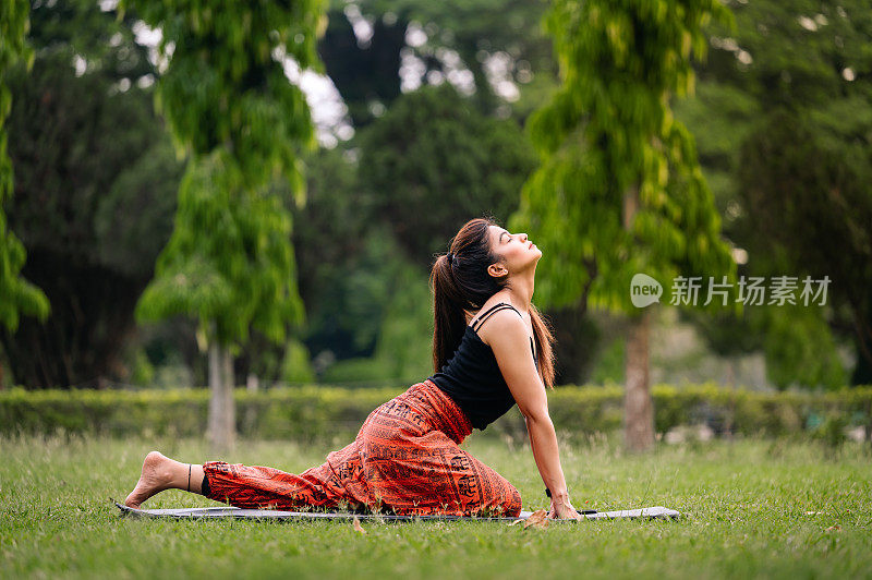 白人健身女性练习瑜伽