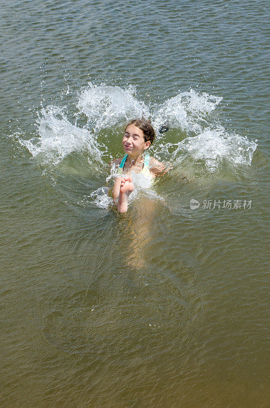 十几岁的女孩让自己掉进水里