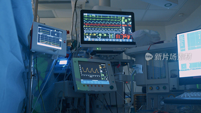 医院里监测生命体征的医疗设备。这种医疗设备可以监测医院病人的心率、氧含量和血压。在黑暗中