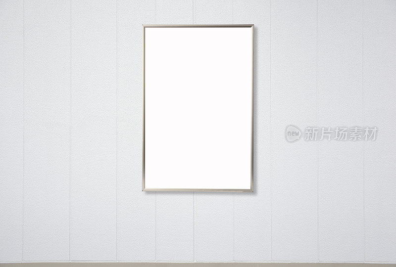 白色墙壁上的空白金属相框模型