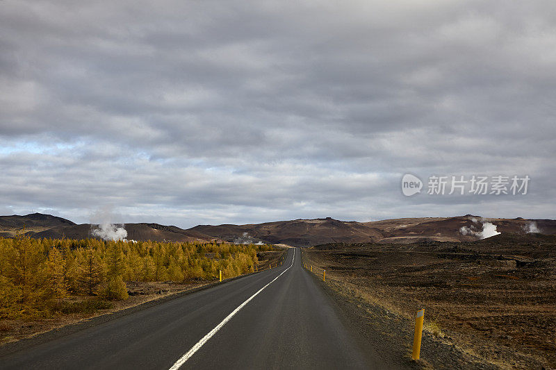 冰岛北部秋天的道路风景