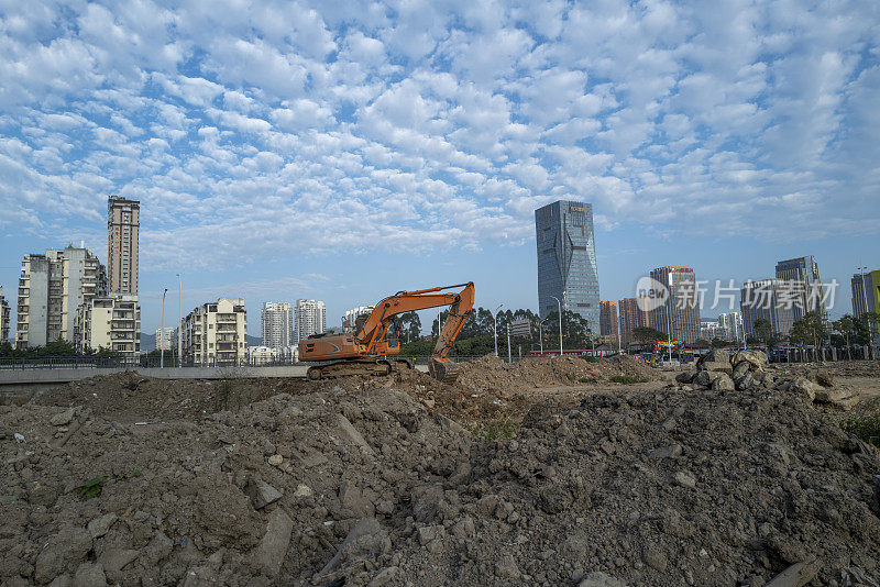 上午，挖掘机在一个建筑空土现场