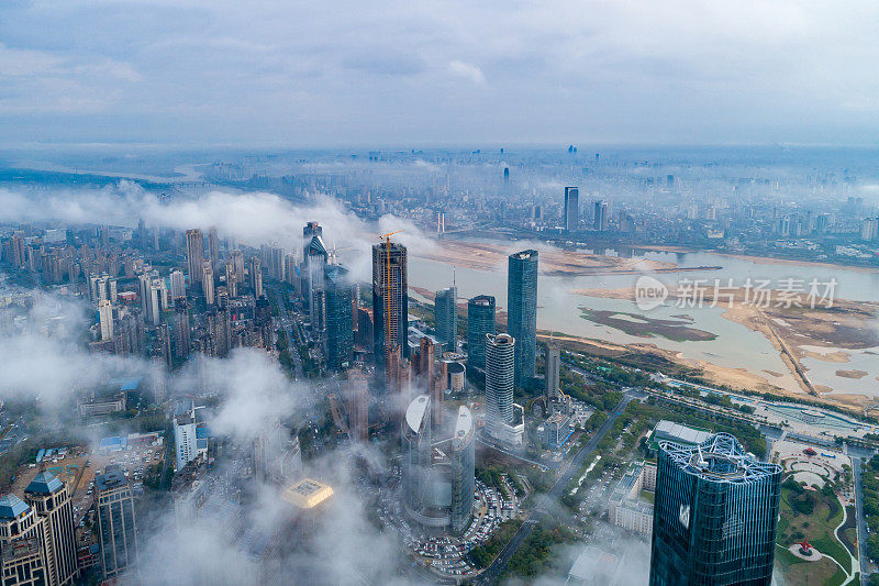 现代城市地标鸟瞰图，平流雾，上海，中国