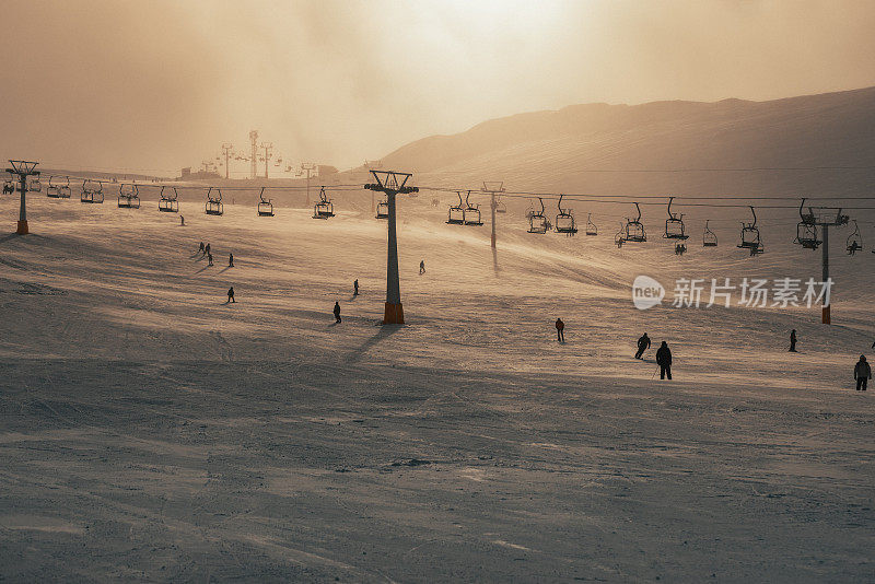 在伊朗德黑兰阿尔博兹山脉Tochal山峰的第7座山峰上滑雪