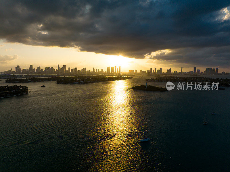 太阳在比斯坎湾与迈阿密天际线超越-空中