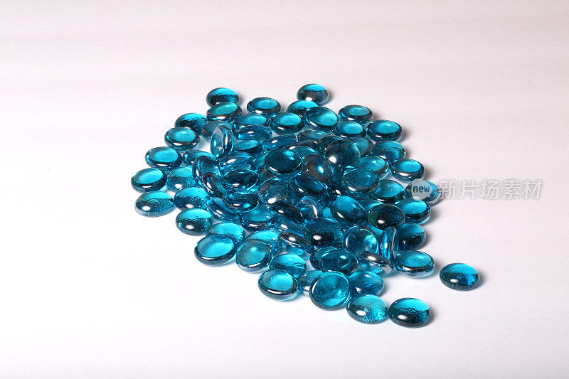 手工制作的蓝色海玻璃用于不同的用途