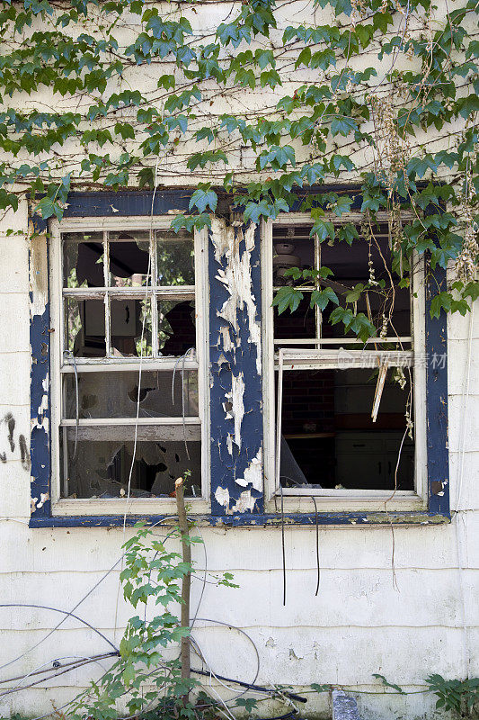 废弃的房子破碎的窗户背景