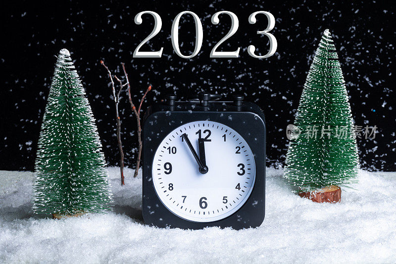 2023年的除夕。圣诞夜。夜晚的冬季森林，暴风雪和闹钟在雪地里。冬天的时间。