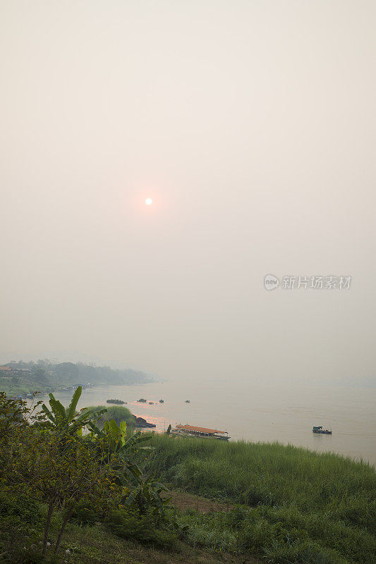 清晨湄公河上游的日出全景图和清康的日出