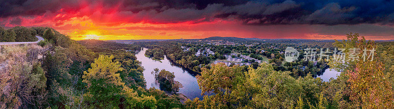 在密苏里州西南部布兰森的表岩湖，表岩湖大坝和白河的全景，风景日落视图