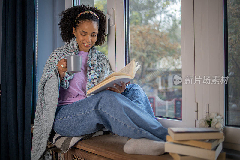 女人放松地看书