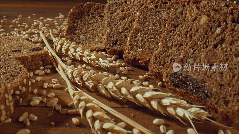 谷物黑麦面包片围绕小麦穗