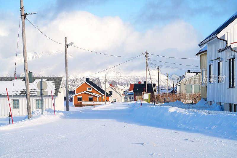 在挪威罗弗敦群岛的一个靠近大海的小村庄，在冬末美丽的阳光下，冬天的近景。