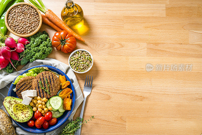 素食餐盘，肉类替代品和蔬菜。本空间