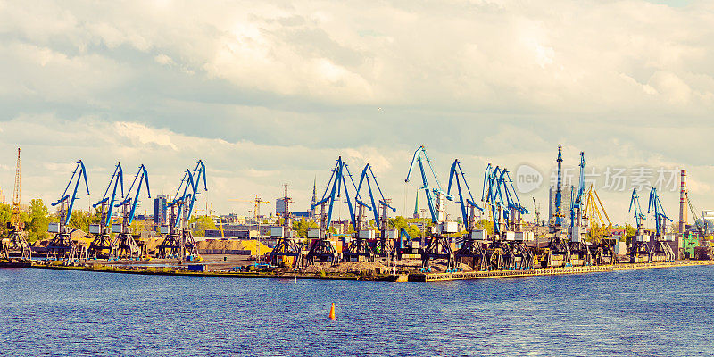 里加的海港。航运。拉脱维亚。大型货物起重机