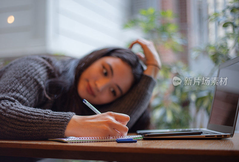 女高中生正在咖啡店学习。