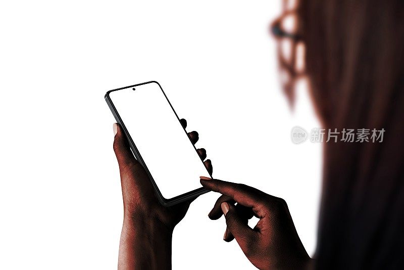 手机模型在女性手中，黑皮肤，低光隔离。俯视图