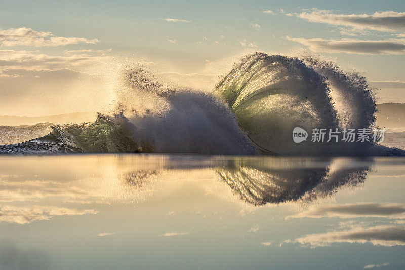 独特的海浪碰撞，在清晨金色的光线反射下创造出图案