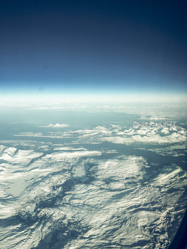 挪威北部冰雪覆盖山脉上空的鸟瞰图