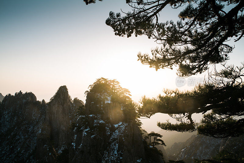 日出时分的黄山奇景