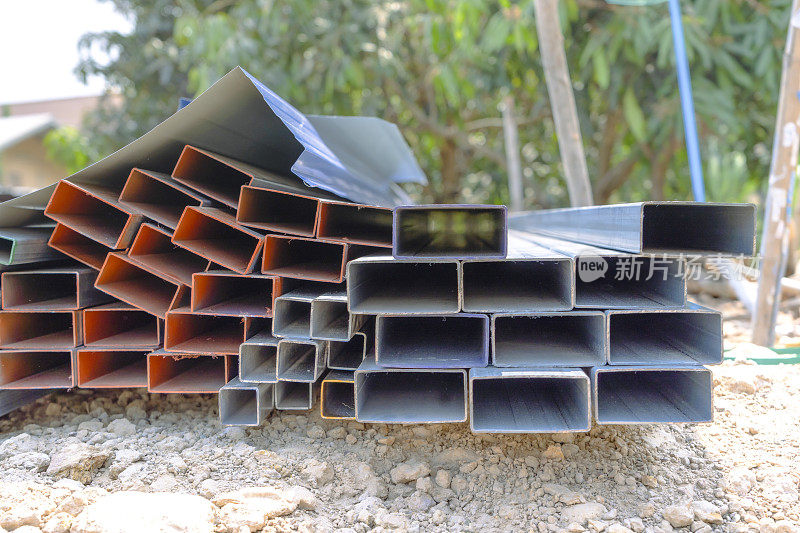 方钢矩形管组金属铁制地面型材管。方形金属管为背景使用金属管和棒材，钢材材料，建筑材料。