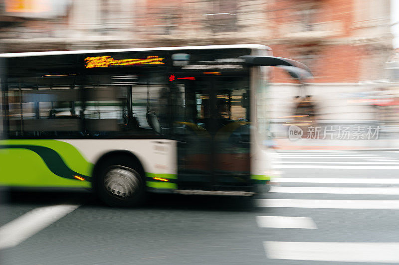 行驶中的公共汽车