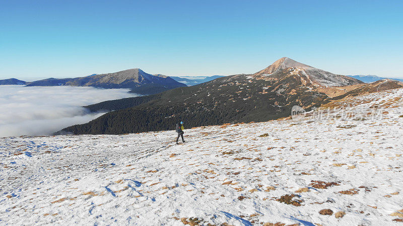 背包客在雪山上徒步旅行的鸟瞰图