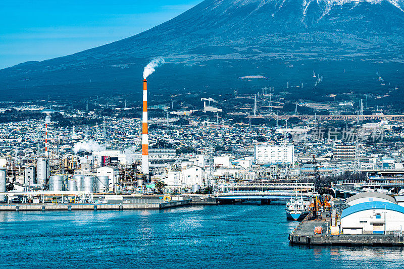 从田谷港看骏河湾工业区和富士山