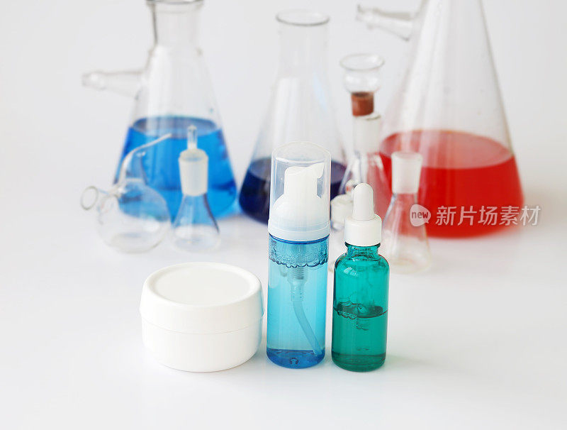 皮肤精华液、保湿美白精华液、果酸。玻璃容量瓶，实验室瓶用于实验室工作的背景