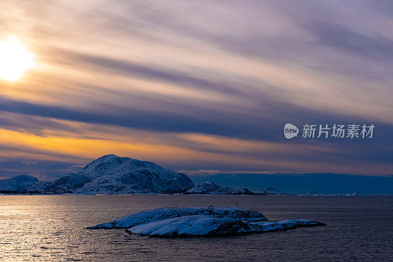 挪威诺德兰，挪威海上冬季日出时的雪山