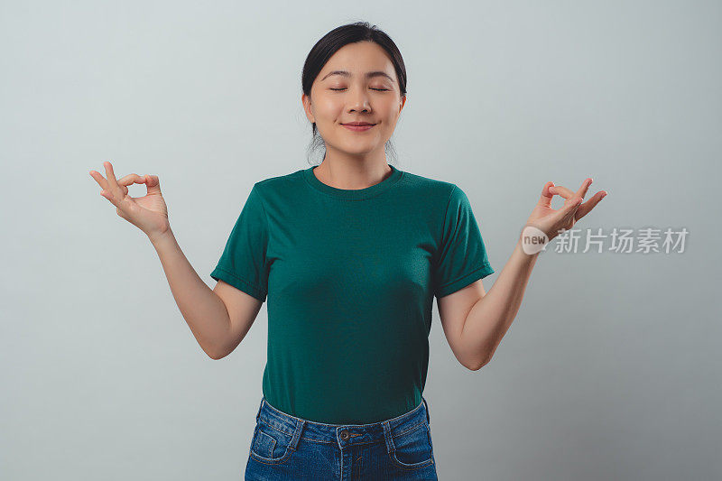 女人在冥想，用瑜伽的姿势握住她的手。