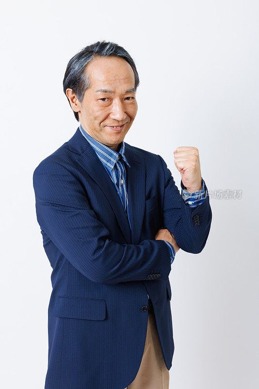成熟的日本男人展示拳头